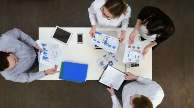 Ofis çalışanları iş diyagramları ve grafikleri tartışan grup