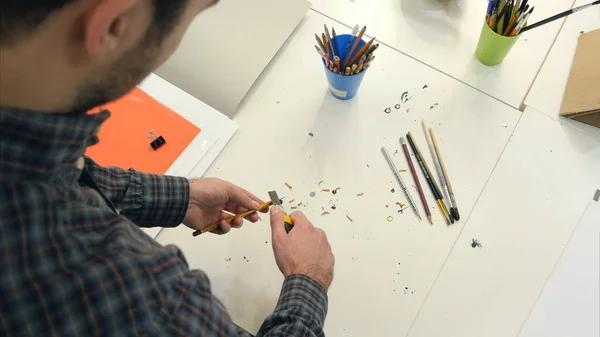 男は鉛筆削りで鉛筆を削るします 平面図です プロは 解像度で Lumix Gh4 で撮影 業務用ビデオ ビジネス プレゼンテーション — ストック写真