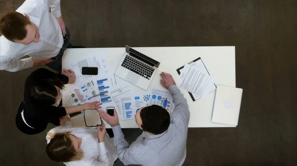 Empresarios discutiendo poco en la oficina — Foto de Stock