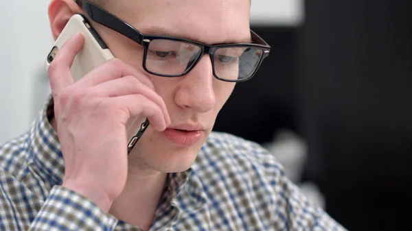 Jeune manager ayant une conversation téléphonique au bureau — Photo