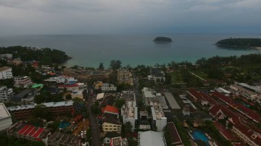 Hint Okyanusu yakın kıyı köyünde yaz yağmurlu bir gün