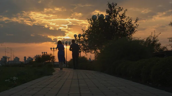 Jeune couple marchant au coucher du soleil. Diapositive . — Photo