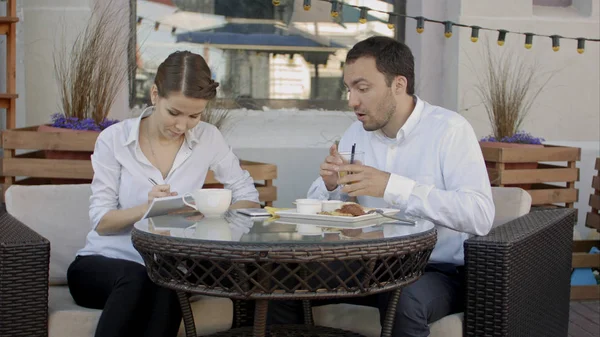 Grupo de empresários discutindo sobre o plano futuro no café — Fotografia de Stock