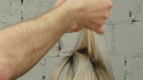 Gelukkig jonge vrouw krijgt een nieuw kapsel door kapper op salon — Stockfoto