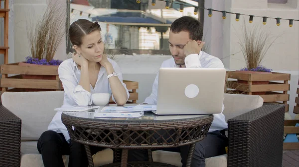 Gente de negocios discutiendo nuevo proyecto en la cafetería — Foto de Stock