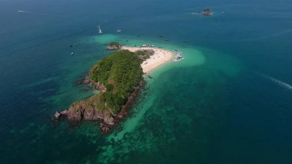 Vista aérea de la pequeña isla en el océano Índico — Foto de Stock