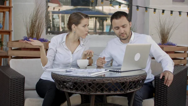 Des hommes d'affaires qui travaillent avec un ordinateur portable dans un café. Entreprises, technologie et personnes . — Photo