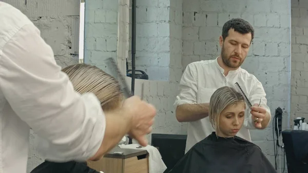 Profesjonalny salon fryzjerski z krótkimi włosami Model — Zdjęcie stockowe