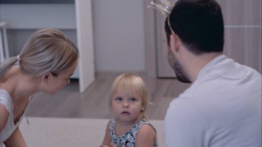 Mutlu aile halı üzerinde oturan takı ile oynarken