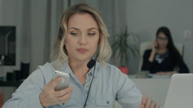 Meşgul kadın ofiste dizüstü üzerinden önemli konuşmayı