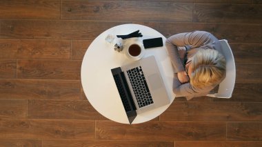 Cam üzerine koyarak ve onu laptop üzerinde şık bir kentsel Restoran çalışma güzel kadın