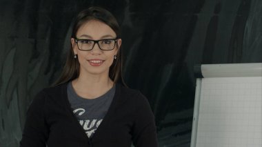 Güzel genç bir işçi iş sunumu beyaz tahta yakınındaki yapma