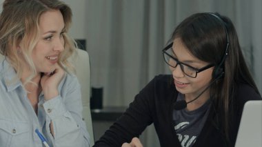 İki kadın meslektaş mutlu ofis yeni proje tartışıyor