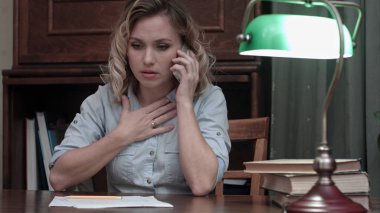 Yorgun genç kadın onun Resepsiyon katacak çok kötü bir haber telefonda oturuyordu. Bmcc Raw profesyonel vuruşta yüksek dinamik aralık ile. Örneğin ticari video, işinizde, sunuyu kullanabilir miyim