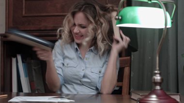 Onun işyerinde çıldırıyor ve kitap ile uzun bir proje bitirdikten sonra dans genç kadın