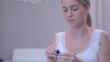 Genç kadın kesme iplik dikiş sırasında makas ile kesme