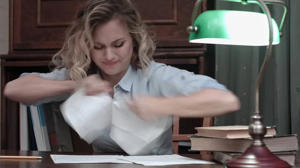 Stressingly notlar ve onun işyerinde belgeleri yırtılma öfkeli kadın