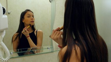 Kadın onun bedenine girdim banyo okşadı