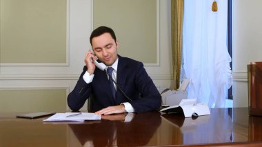 Düşünme ve sabit hat telefon cevaplama düşünceli işadamı