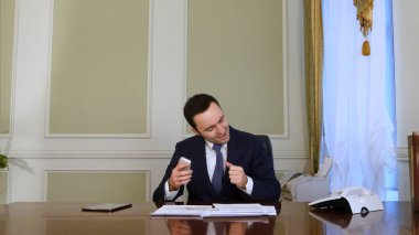 Dans ve başarı kutluyor heyecanlı işadamı