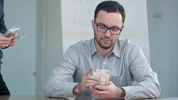 Professor pegando dinheiro e contando notas de dólar — Fotografia de Stock