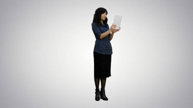 Asya Bayan Beyaz arka plan üzerinde bir tablet kullanarak görüntülü sohbet sahip