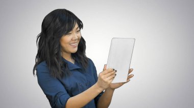 Asya iş kadını beyaz arka plan üzerinde bir tablet kullanarak sohbet