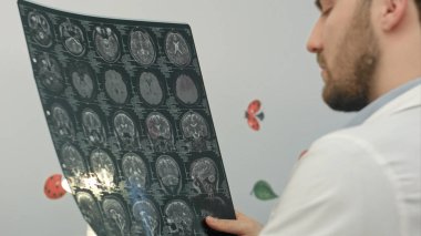 Komuta sizde doktor hastane MRI görüntüde inceliyor