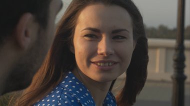 Kadın adamla konuşuyor. Closeup.