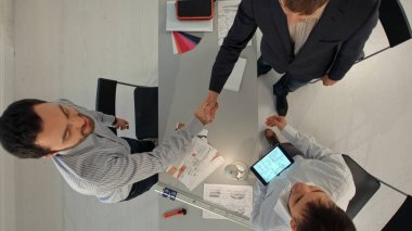 İş ortağı el sallayarak planı ile Builder üst görünümü