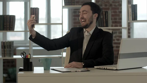 Selfie hombre de negocios tomando fotos en la oficina — Foto de Stock