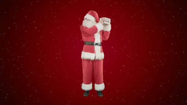 Glückliche Weihnachtsmänner tragen Geschenke auf rotem Hintergrund mit Schnee — Stockfoto
