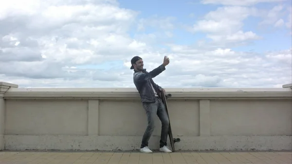 Skateboarder tomando olots de selfie . — Foto de Stock