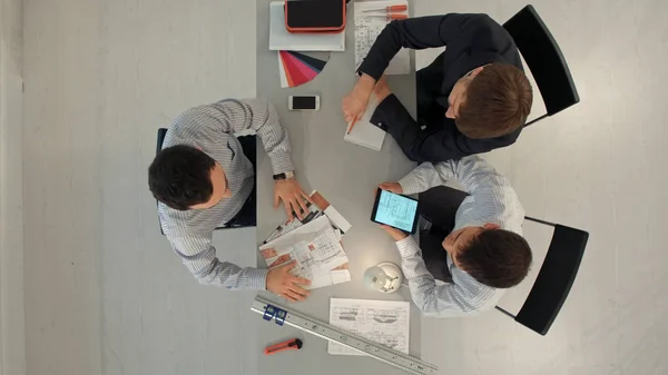 Equipo de arquitectos trabajando en los planos de construcción. Vista superior — Foto de Stock