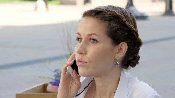 Молодая красивая улыбающаяся женщина разговаривает по мобильному телефону — стоковое фото
