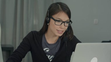 Kendinden emin ve güzel müşteri destek işleç çağrı merkezi, çalışma