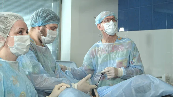 Orvosi személyzet sucessful sebészeti beavatkozás ezzel opearing helyiségben — Stock Fotó