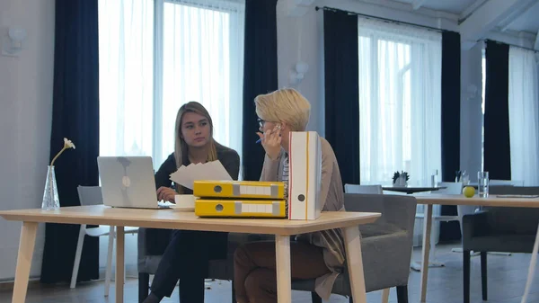 Dos colegas hablando en la oficina — Foto de Stock