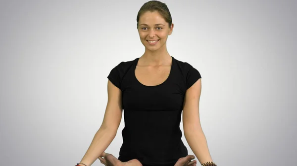 Mujer joven sentada en loto yoga posan practicando meditación sobre fondo blanco Fotos de stock libres de derechos