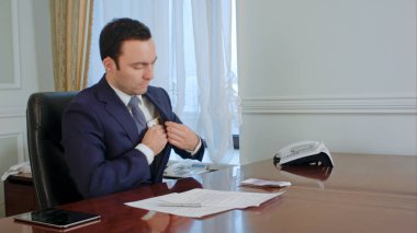 Takım elbiseli sahtekâr iş adamı geri görünüyor, para sayar ve bazı euro banknot alır