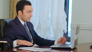 Office video konferans üzerinde gülümseyen iş adamı