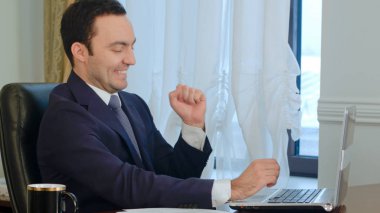 Dizüstü bilgisayarda çalışan ve son olarak bir fikre kapılmasını işadamı