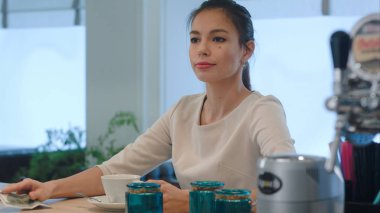 Zarif kadın kafe köşede oturan bir tasarı için soran