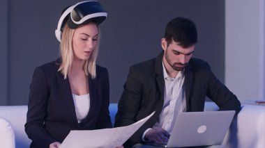 İki iş adamları Vr kulaklık ve laptop inşaat proje tartışıyor