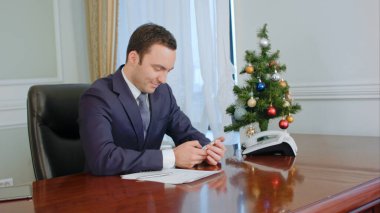 Buisnessman arkadaşları, mesaj Sms tebrik bir cep telefonu kullanarak ve gülümseyen