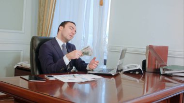 Finans şirketi office genç işadamı sayısı para nakit ve sallayarak