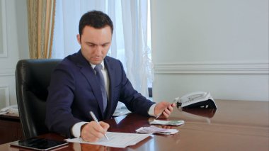 Para sayma ve bütçe planlama kendine güvenen genç işadamı