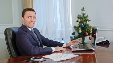 Çalışan için dinleme ve sonra onunla savunarak emin patron