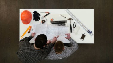 Laptop meslektaşı daha fazla çizimler getirerek süre çalışan mimar