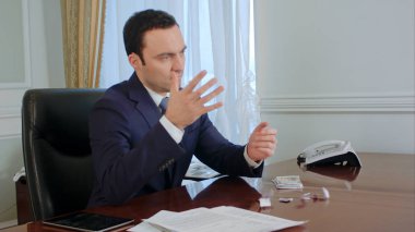 Ciddi genç işadamı akıntılar ve para atar